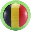 Een groene knikker met de Belgische vlag erop.