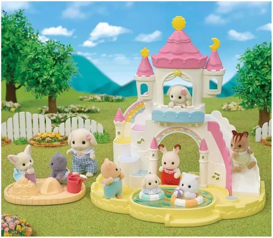Een Sylvanian Families speelset met een kasteel, glijbaan, zwembad, zandbak en speelfiguren.