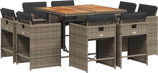 Grijze poly rotan bartafelset met houten tafelblad en acht stoelen met zwarte kussens.
