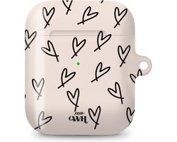 xoxo Wildhearts hoesje geschikt voor AirPods 1 / 2 - All Yours - Glossy - Ook als telefoonhoesje verkrijgbaar - schokbestendige case - koptelefoon hoesje - Glimmend - Beschermhoes met hartjesprint - hartjes - Beige - Zwart