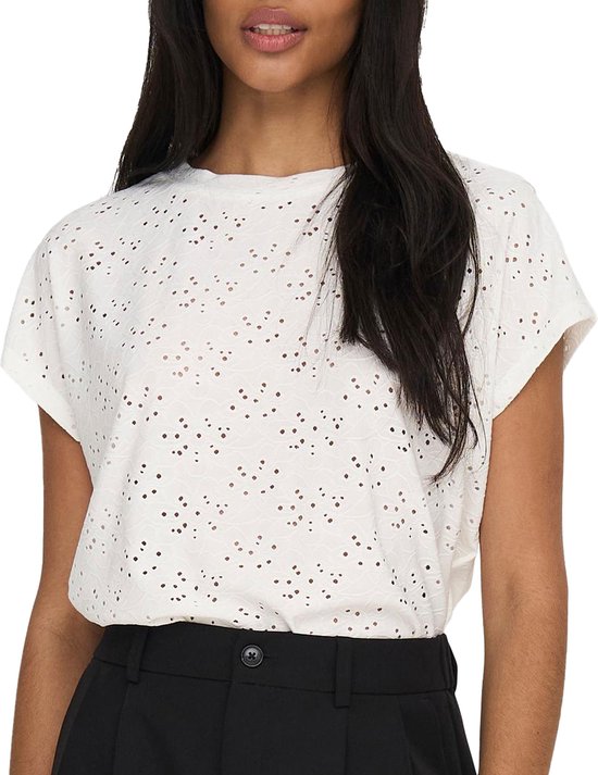 Close-up van witte top met korte mouwen en broderie.