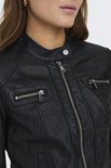 Detail van een dames, zwart, bikerjack van kunstleer met opstaande kraag en zilverkleurige ritsen.