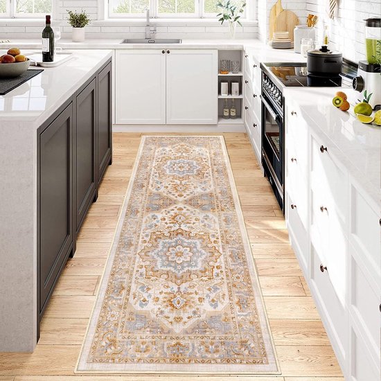 Tapis persan vintage avec motifs floraux et médaillons beiges, marron et bleus dans une cuisine moderne.