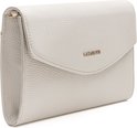 Crèmekleurige lederen clutch met een klep en goudkleurig logo.