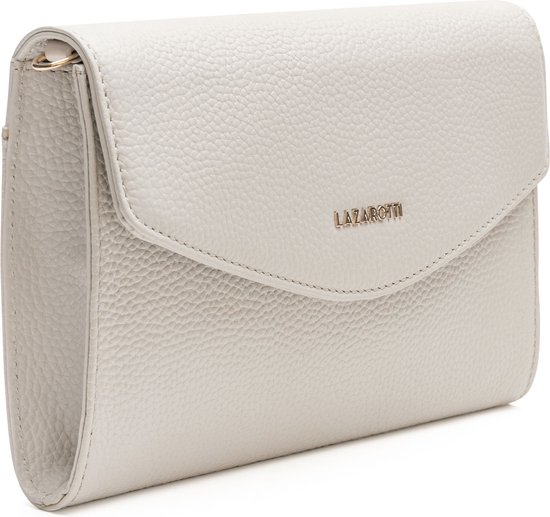 Crèmekleurige lederen clutch met een klep en goudkleurig logo.