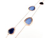 Zilveren halsketting halssnoer collier roos goud verguld Model Playfull Colors gezet met blauwe stenen