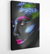 Portrait de mode gros plan d'une jeune fille à la peau foncée avec du maquillage de couleur - Toile d' Art moderne - Vertical - 440233738-80 * 60 Vertical