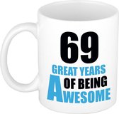69 great years of being awesome cadeau mok / beker wit en blauw