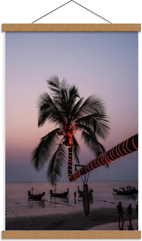 Schoolplaat – Lampjes om Palmboom boven het Water - 40x60cm Foto op Textielposter (Wanddecoratie op Schoolplaat)