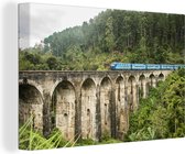 Canvas Schilderij Blauwe trein rijdt over de Negen bogen brug in Sri Lanka - 120x80 cm - Wanddecoratie