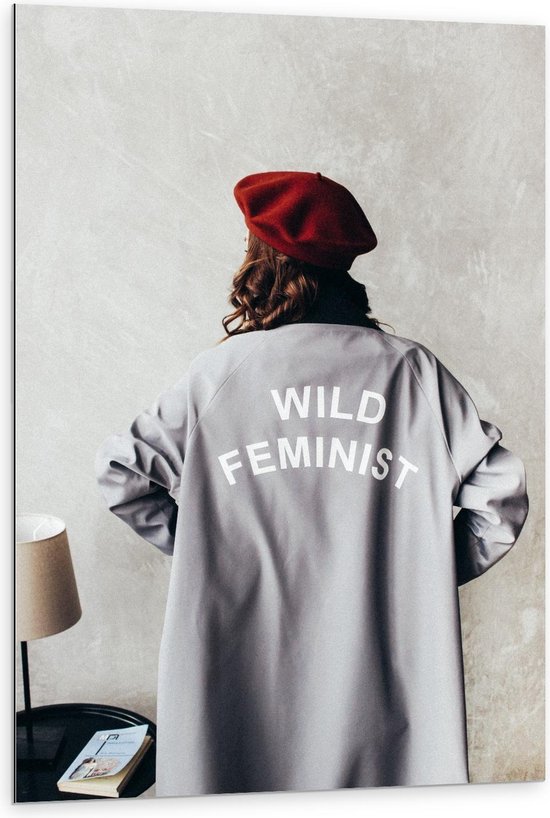 Dibond - ''Wild Feminist'' op Rug van Vrouw - 80x120cm Foto op Aluminium (Wanddecoratie van metaal)