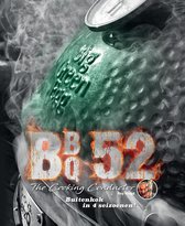 Boekcover "The Cooking Conductor BBQs: 52 Buiten koken in 4 seizoenen", met een groene Big Green Egg met thermometer, omringd door rook en vuur.