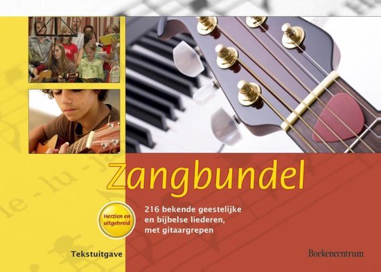 Zangbundel: 216 bekende geestelijke en bijbelse liederen, met gitaar grepen. Close-up van een akoestische gitaar met een plectrum, in de achtergrond een pianoklavier. Kleinere foto's van kinderen en een jongen die gitaar spelen.