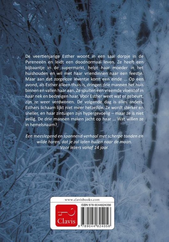 Achterkant van het boek 'In de ban van de wolf'. Bevat een samenvatting en de ISBN-code. Besneeuwde bomen op de achtergrond.