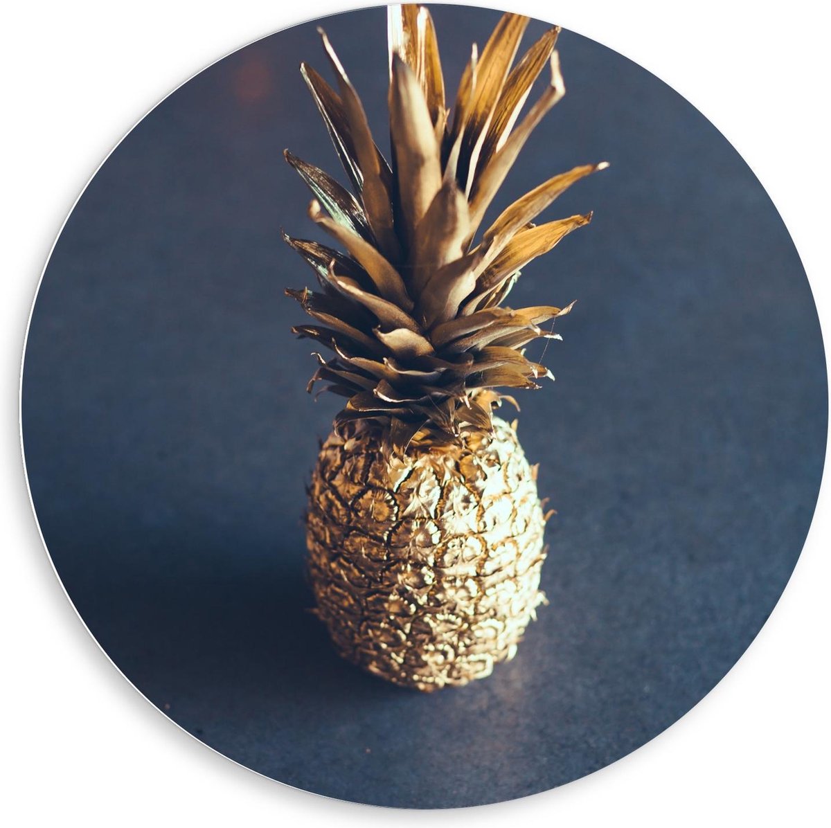 Forex Wandcirkel - Miniatuurbeeldje van Gouden Ananas - 80x80cm Foto op Wandcirkel (met ophangsysteem)