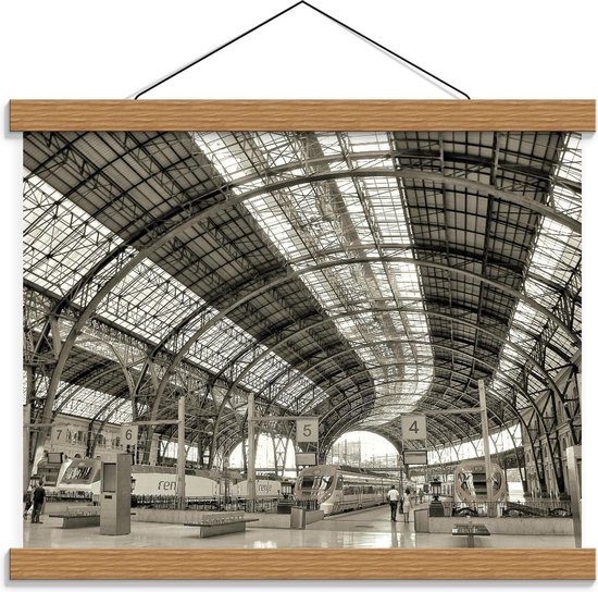 Schoolplaat – Tramstation (zwart/wit) - 40x30cm Foto op Textielposter (Wanddecoratie op Schoolplaat)