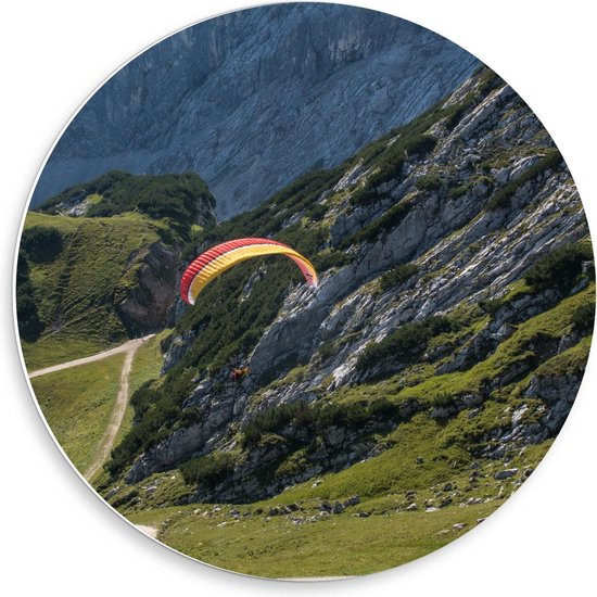 Forex Wandcirkel - Parachute Tussen de Bergen - 50x50cm Foto op Wandcirkel (met ophangsysteem)