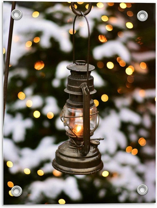 Tuinposter – Lantaarn met een Kerstboom op de Achtergrond - 30x40cm Foto op Tuinposter  (wanddecoratie voor buiten en binnen)