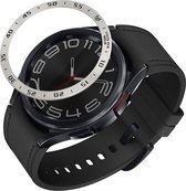 kwmobile Beschermende Ring geschikt voor Samsung Galaxy Watch 6 Classic 43mm Fitness Tracker - Bezel Ring voor smartwatch - Beschermring voor smartwatch in zilver / zwart.