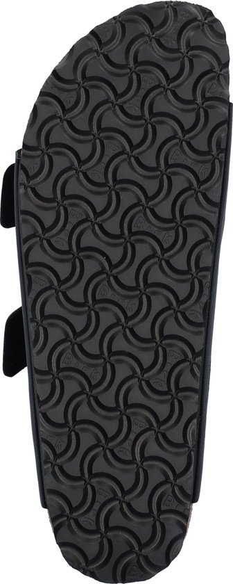 Zool van een zwarte Birkenstock Arizona slipper met gestippeld patroon.
