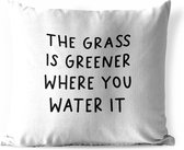 Sierkussen Buiten - Engelse quote "The grass is greener where you water it" op een witte achtergrond - 60x60 cm - Weerbestendig