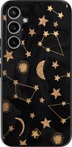 Casimoda® hoesje - Geschikt voor Samsung Galaxy S23 FE - Counting The Stars - Zwart TPU Backcover - Sterren - Goudkleurig
