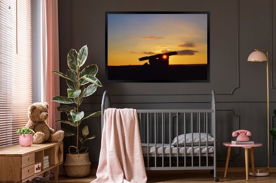 Photo en cadre - Un coucher de soleil sur un cadre photo hunebed noir 120x80 cm - Affiche sous cadre (Décoration murale salon / chambre)