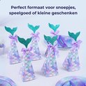 Groep zeemeerminnen traktatiedoosjes op tafel, perfect voor snoepjes, speelgoed of kleine geschenken.