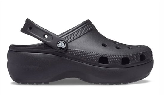 Zwarte Crocs klomp met plateauzool, zijaanzicht.