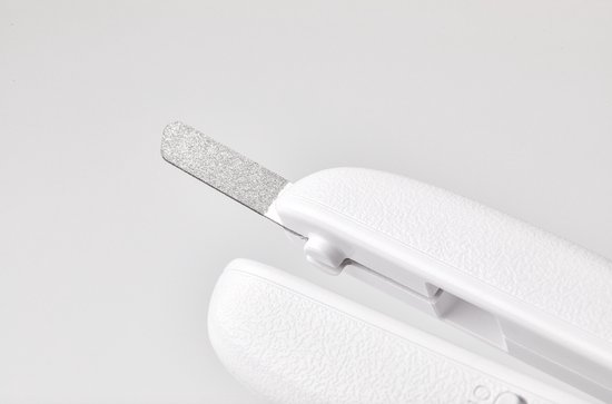 Close-up van een schuurvijl aan het uiteinde van een witte PETKIT nagelknipper.