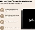 Inductiebeschermer 'KitchenYeah' met tekst 'better'. Iconen voor werkruimte, bescherming, waterafstotend en formaten.