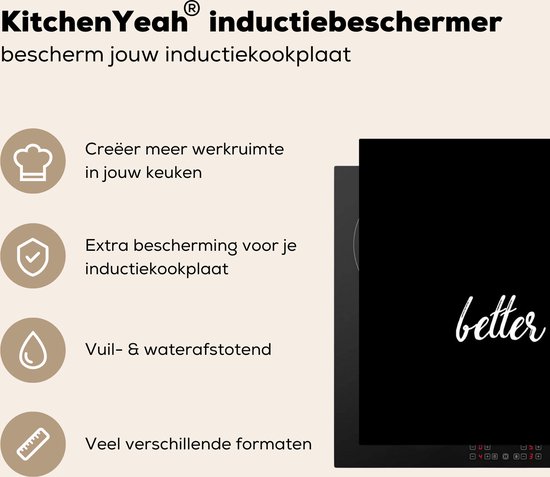 Inductiebeschermer 'KitchenYeah' met tekst 'better'. Iconen voor werkruimte, bescherming, waterafstotend en formaten.