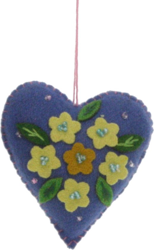Blauw vilten hartje met gele bloemen en groene blaadjes, met roze draad opgehangen.