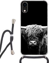 Telefoonhoesje Geschikt voor iPhone XR - Schotse Hooglander - Koe - Zwart - Wit - Dieren - Siliconen - Crossbody - Backcover met Koord - Telefoonhoesje met koord - Hoesje met touw