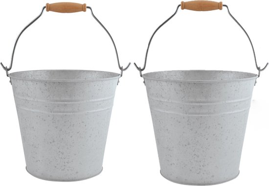 Twee zinken emmers met houten handvatten, naast elkaar, met een verweerd grijs uiterlijk.