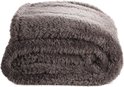Grijze teddy fleece deken, opgevouwen.