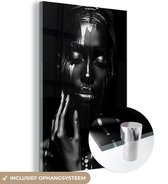 MuchoWow® Glasschilderij 20x30 cm - Schilderij acrylglas - Vrouw - Abstract - Zwart - Portret - Foto op glas - Muurdecoratie woonkamer - Wanddecoratie slaapkamer - Schilderijen