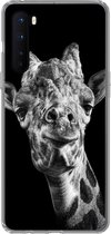 Geschikt voor OnePlus Nord hoesje - Giraffe tegen zwarte achtergrond in zwart-wit - Siliconen Telefoonhoesje