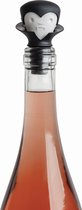 Een rosé wijnfles met een vampier-wijnstopper, op een witte achtergrond.