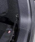 Bevestiging van de bumperbeschermer aan de auto met een karabijnhaak en koord aan een oog in de kofferbak.