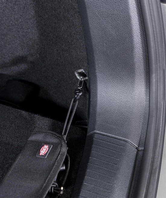 Bevestiging van de bumperbeschermer aan de auto met een karabijnhaak en koord aan een oog in de kofferbak.