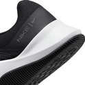 Detail van de hiel van een zwarte Nike MC Trainer 2 sportschoen met witte zool.