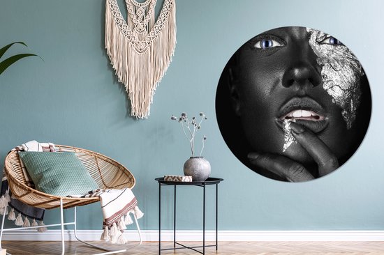 Femme à la lueur argentée avec main Cercle mural aluminium ⌀ 140 cm