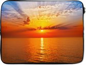 Laptophoes 15.6 inch - Zonsondergang - Zee - Lucht - Oranje - Horizon - Water - Laptop sleeve - Binnenmaat 39,5x29,5 cm - Zwarte achterkant