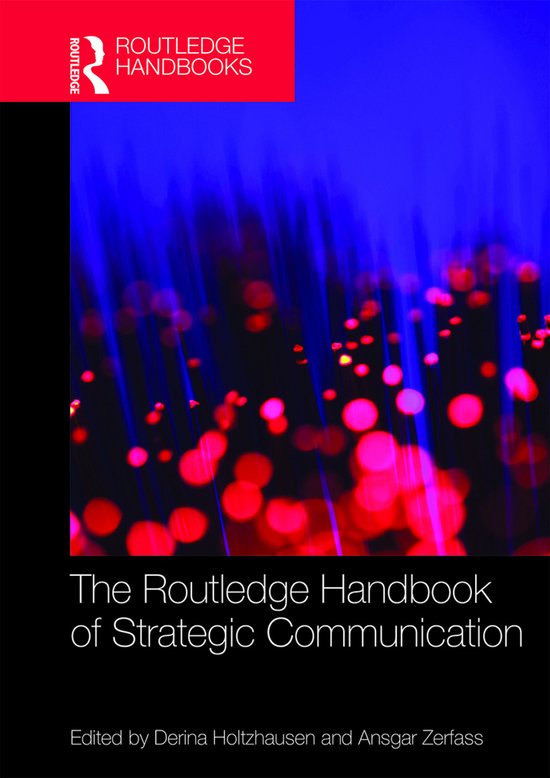 La couverture de "The Routledge Handbook of Strategic Communication" avec des lumières rouges et bleues floues en arrière-plan.