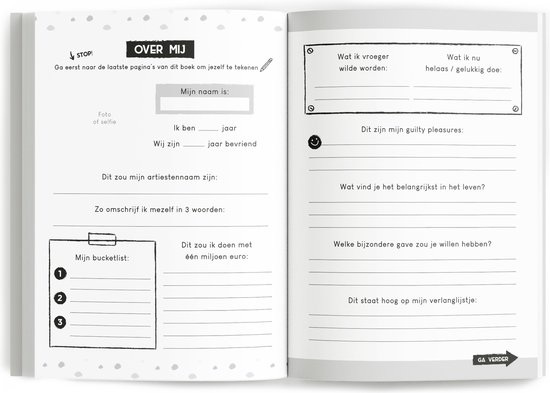 Open vriendenboek met pagina's 'Over mij' en vragen over iemands leven en voorkeuren.