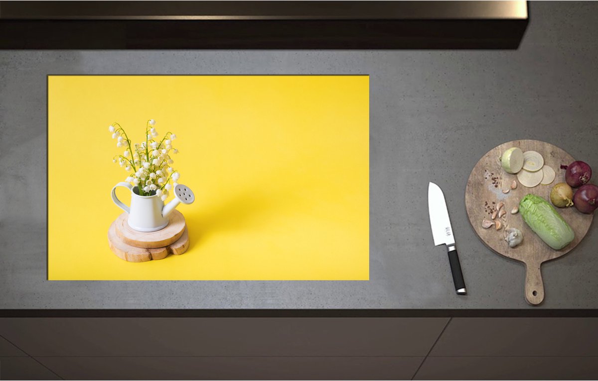 Inductieplaat Beschermer - Boeket in Gieter met Gele Achtergrond - 80x52 cm - 2 mm Dik - Inductie Beschermer - Bescherming Inductiekookplaat - Kookplaat Beschermer van Wit Vinyl