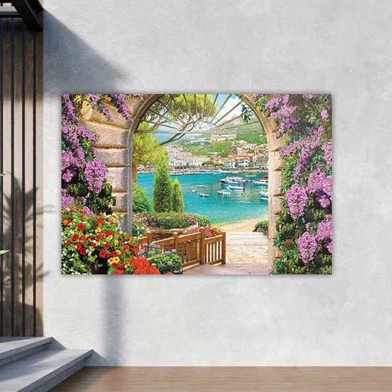 Levendige tuinposter met een mediterraan uitzicht op een baai met boten, omringd door bloeiende bougainvillea en stenen archway.