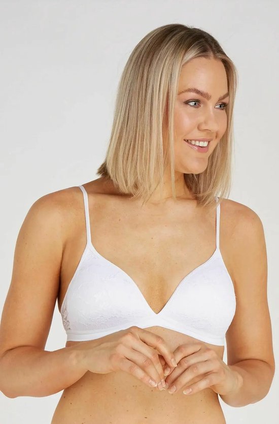 Model met witte kanten bh met dunne bandjes.