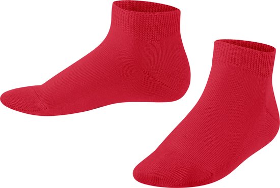 Twee rode Falke kindersokken, gebreid met geribbelde boord. De linkersok toont het Falke-logo.